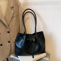 Klassische schwarze Tote-Bag aus mattem Kunstleder mit goldener Schnalle für den Alltag - Schwarz