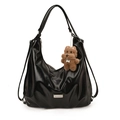 Glanzende zwarte tote tas met geplooide textuur en pluche hondenbedel op wit - Zwart met Hanger