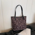 Borsa tote con stampa leopardata, manici in pelle nera e dettaglio etichetta fashion - Grande Leopardo Nero