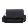 Borsa a tracolla quadrata nera con cinturino largo e scritte moda su sfondo bianco - Nero