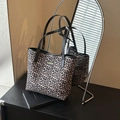 Borsa tote leopardata con manici neri e patch fashion in un ambiente di stile - Leopardo Piccolo Nero
