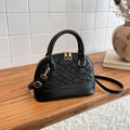 Schwarze Boston Handtasche mit floraler Stickerei und champagner-goldenen Details - Schwarz