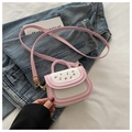 Dettaglio della mini borsa a tracolla con ciliegie su lino bianco e giacca di jeans - Rosa