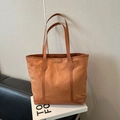 Bolso tote de ante marrón con correas de cuero y logo de metal para el trabajo diario - Marrón