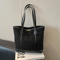 Grand sac cabas noir en daim synthétique avec bordures en cuir et étiquette mode - Noir