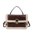 Borsa a tracolla in pelle marrone con bordo in pile crema e chiusura dorata elegante - Marrone