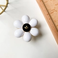 Detailansicht einer weißen 3D-Blumen-Handyhalterung mit schwarzer Mitte und goldenem Herz - Transparenter Ständer - Herz Große Blume - Weiß