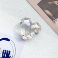 Dettaglio del supporto telefono a forma di cuore con paillettes colorate e perla bianca - Cuore Geometrico - Cuore Colorato di Perla - Trasparente