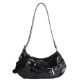 Borsa hobo nera lucida con cinture decorative, fibbie argentate e ciondolo a orso su sfondo bianco - Nero
