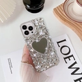 Detail van luxe telefoonhoesje met strasstenen en hartspiegel op wit bureau-vlak - Hart Spiegel Stijl / iPhone 7/8/SE 2020