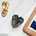 Detalle del soporte de móvil de corazón 3D con purpurina negra y perlas de colores - Negro