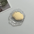 Goldener Metall-Handyhalter in unregelmäßiger Form mit Glasbasis für den Tisch - Unregelmäßig Graviert / Gold