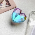 Makroaufnahme einer herzförmigen Handyhalterung mit holografischem Regenbogeneffekt - Fantasie Blau