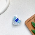 Detail of heart-shaped phone grip with blue gummy bears and ice cube decorations - Ice Blue Bear Style (700238)
