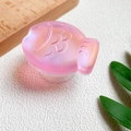 Dettaglio di un supporto per telefono a forma di pesce in resina rosa su sfondo bianco - Supporto Pesciolino-Rosa Magico