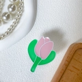Detailansicht der Tulpen-Handyhalterung mit rosa Blüten und grünen Blättern auf weißem Grund - Rosa
