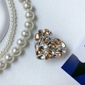 Detailansicht der Luxus Herz-Handyhalterung mit funkelnden Champagner-Strasssteinen - Transparente Basis - Strass-Herz - Weißgold