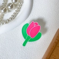 Nahaufnahme einer glänzenden rosaroten Tulpen-Handyhalterung aus Harz auf weißem Grund - Rosenrot