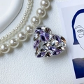 Makroaufnahme des Luxus-Herz-Handyhalters mit lila Kristallen auf weißem Ledergrund - Transparente Basis - Strass-Herz - Weiß Violett