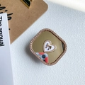 Dettaglio del supporto per telefono a cuore di lusso con strass e finitura a specchio oro - Cuore Fiocco (Bianco) / Bianco