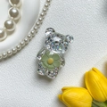 Dettaglio di un supporto per telefono a forma di orso glitterato con margherita - Verde