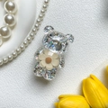 Dettaglio del supporto per telefono a forma di orso in resina glitterata con fiore crema - Albicocca