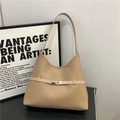 Beige gewebte Umhängetasche mit goldener Schnalle und minimalistischer Herbstmode-Ästhetik - Khaki