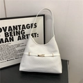 Weiße geflochtene Umhängetasche mit goldener Metallschnalle und minimalistischem Retro-Look - Weiß