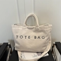 Crème corduroy tote bag met zwart TOTE BAG borduursel en een verstelbare schouderriem - Wit