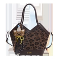 Sac seau chic à imprimé léopard avec patchwork en cuir et breloque ours mignonne - Avec Ornement / Léopard Café