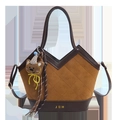 Sac seau en daim moutarde avec motifs matelassés et breloque ours marron - Avec Ornement / Marron