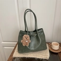 Grand sac cabas vert foncé avec texture litchi et pendentif ours sur écharpe douce - Avec Pendentif / Vert