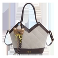 Sac bandoulière matelassé beige avec poignées en cuir marron et breloque ours décorative - Avec Ornement / Blanc Cassé