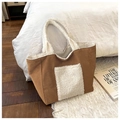 Detail einer großen braunen Wildleder-Tote-Bag mit flauschigem weißem Kunstfellbesatz - Braun