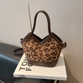 Stilvolle Beuteltasche mit Leopardenmuster, Kunstfell und braunem Lederbesatz mit Goldlogo - Ohne Anhänger / Leopard Braun