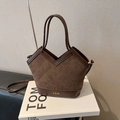 Braune gesteppte Wildledertasche mit Lederbesatz und Goldlogo auf weißem Buchdekor - Ohne Anhänger / Kaffeebraun