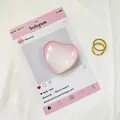 Rosafarbener herzförmiger Handy-Grip aus Kristallglas mit glänzender Oberfläche - Marmor Rosa Rand