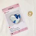 Herzförmige Handyhalterung mit transparentem blauem Schmetterling-Design - Handbemalter Schmetterling