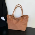 Bolso tote grande de ante marrón con hebilla decorativa y correas de hombro largas - Marrón