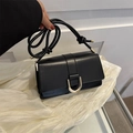 Klassieke zwarte crossbodytas met een gouden hoefijzersluiting en een geknoopte riem - Zwart