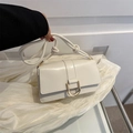 Minimalistische crèmewitte vierkante crossbodytas met gouden D-gesp en knoop - Wit