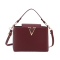 Elegante borsa trapezoidale rosso vino con fibbia a V dorata e trama in pelle litchi - Rosso