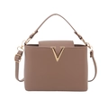 Borsa a secchiello taupe minimalista con fibbia a V dorata e tracolla regolabile in pelle - Cachi