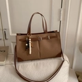 Borsa tote marrone intrecciata vintage con manici in pelle e ciondolo in perline - Marrone con Pendente
