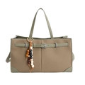 Borsa tote intrecciata verde oliva con finiture in ecopelle liscia e ciondolo boho - Verde con Pendente