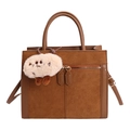 Borsa tote marrone in finta pelle scamosciata con ciondolo in peluche e tracolla - Marrone Con Ciondolo