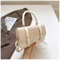 Sac bandoulière beige chic avec rabat tressé et détails dorés pour le quotidien - Blanc