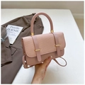 Sac à bandoulière rose texturé avec boucle dorée et poignée au style minimaliste - Rose