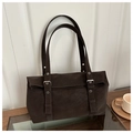 Detailansicht der dunkelbraunen Kunstledertasche mit Silberschnalle und Nietendetails - Kaffeebraun