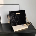 Sac bandoulière chic en peluche noire avec fausse fourrure douce et sangle réglable - Noir (Étendu)